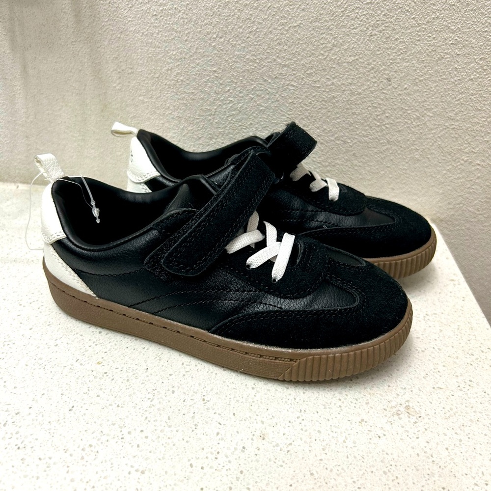 🦋 Kids Black and White Sneakers skateboard shoes. New Condition size 12!